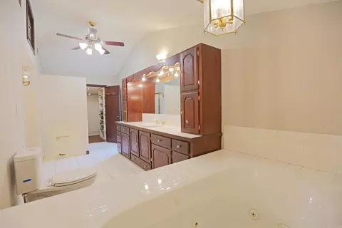 Bath - 1202 N Fir St, Beebe, AR 72012 photo 3 of 4