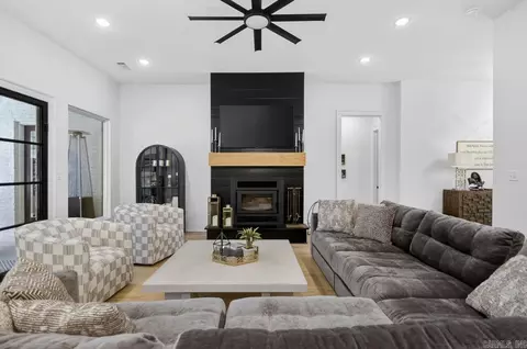 Living - 810 Caddo Dr, Benton, AR 72019 photo 1 of 5