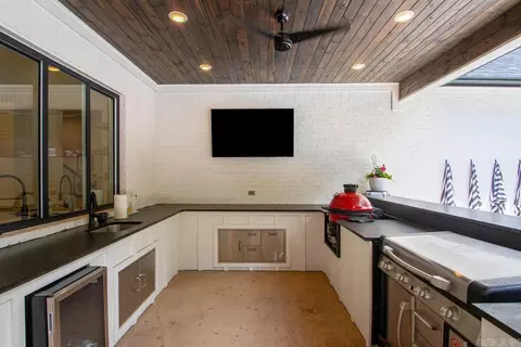 Kitchen - 810 Caddo Dr, Benton, AR 72019 photo 6 of 6