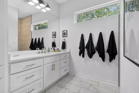 Bath - 810 Caddo Dr, Benton, AR 72019 photo 2 of 5