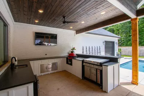Kitchen - 810 Caddo Dr, Benton, AR 72019 photo 5 of 6