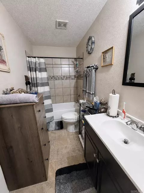 Bath - 33 Hiland Pl, Benton, AR 72015 photo 1 of 2