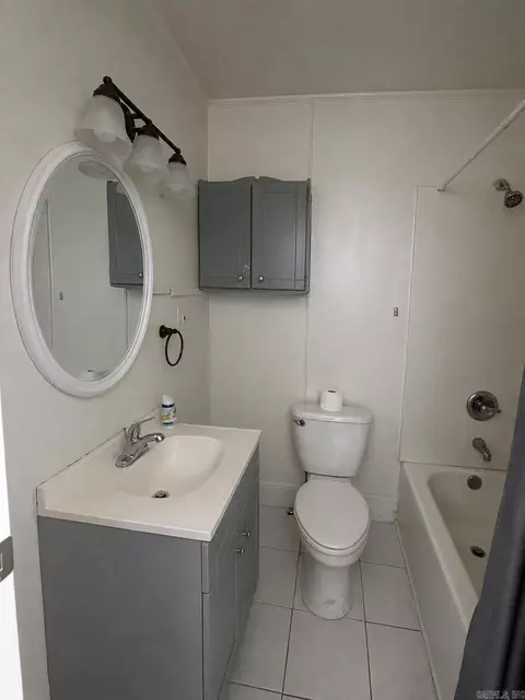 Bath - 1507 E 7th Ave, Pine Bluff, AR 71601 photo 2 of 2