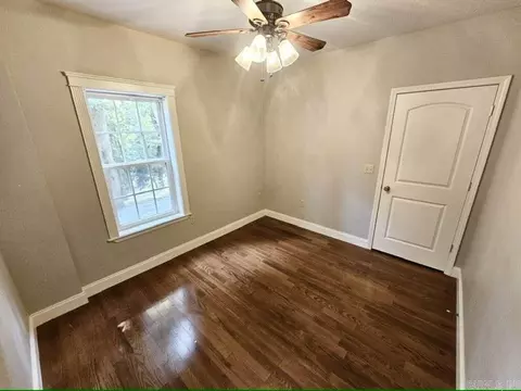 Bedroom - 409 Highland Dr, Mountain View, AR 72560 photo 5 of 6