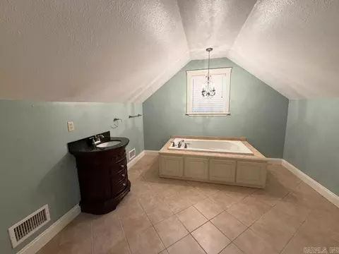 Bath - 409 Highland Dr, Mountain View, AR 72560 photo 4 of 7