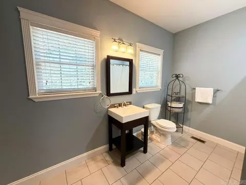 Bath - 409 Highland Dr, Mountain View, AR 72560 photo 5 of 7