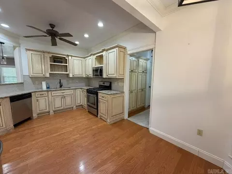 Kitchen - 409 Highland Dr, Mountain View, AR 72560 photo 2 of 2