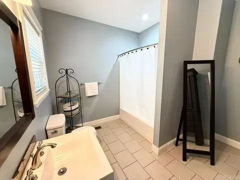 Bath - 409 Highland Dr, Mountain View, AR 72560 photo 6 of 7