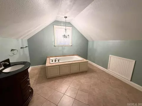 Bath - 409 Highland Dr, Mountain View, AR 72560 photo 3 of 7