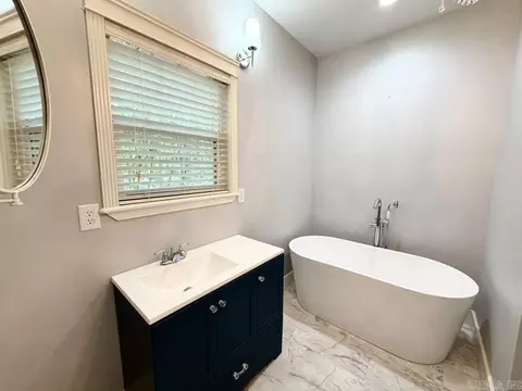 Bath - 409 Highland Dr, Mountain View, AR 72560 photo 2 of 7