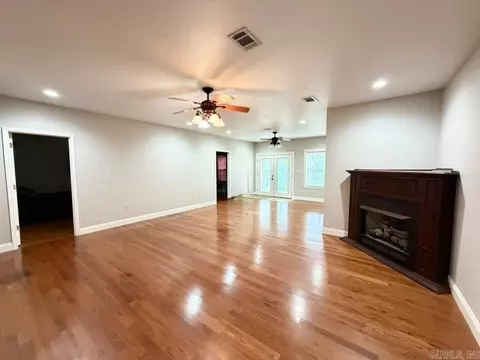 Living - 409 Highland Dr, Mountain View, AR 72560 photo 5 of 7