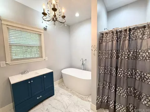 Bath - 409 Highland Dr, Mountain View, AR 72560 photo 1 of 7