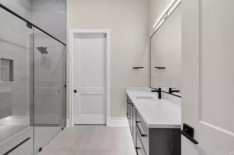 Bath - 7346 Lake Point Cir, Benton, AR 72019 photo 1 of 6