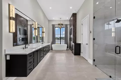 Bath - 7346 Lake Point Cir, Benton, AR 72019 photo 4 of 6