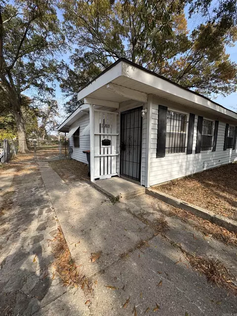 Exterior - 3203 S Iris St, Pine Bluff, AR 71603 photo 2 of 5