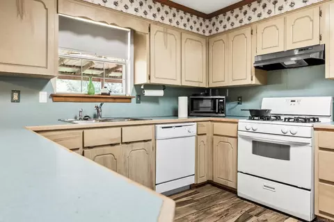 Kitchen - 1802 Pinewood Cv, Beebe, AR 72012 photo 2 of 3