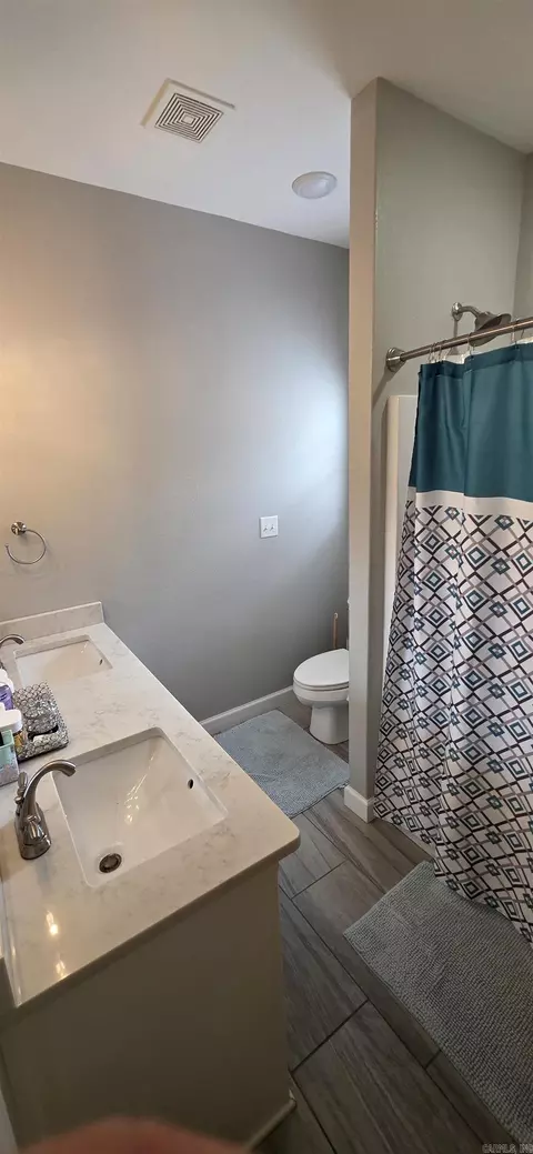 Bath - 412 Carriage Dr, Benton, AR 72015 photo 4 of 4