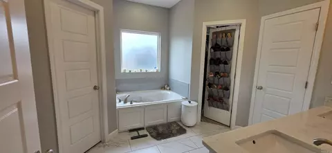 Bath - 412 Carriage Dr, Benton, AR 72015 photo 1 of 4