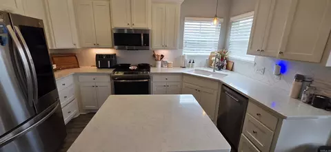 Kitchen - 412 Carriage Dr, Benton, AR 72015 photo 3 of 5
