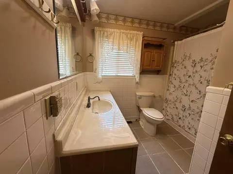 Bath - 82 S Oak St, Melbourne, AR 72556 photo 1 of 2