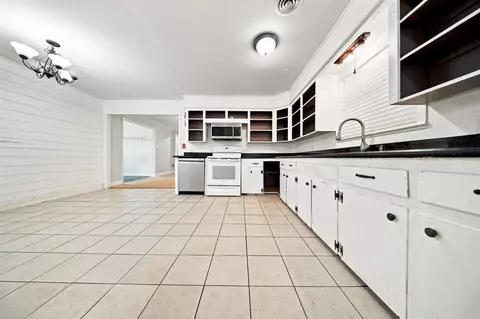 Kitchen - 2159 Hickory St, Conway, AR 72034 photo 2 of 3