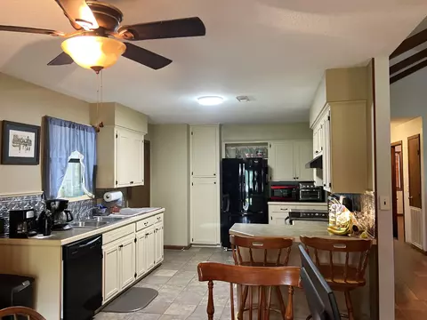 Kitchen - 892 N Riverview Ln, Mountain View, AR 72560 photo 1 of 3