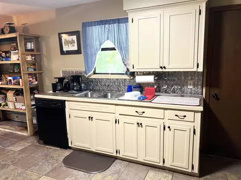 Kitchen - 892 N Riverview Ln, Mountain View, AR 72560 photo 3 of 3