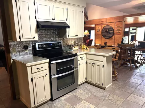 Kitchen - 892 N Riverview Ln, Mountain View, AR 72560 photo 2 of 3