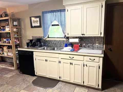 Kitchen - 858 N Riverview Ln, Mountain View, AR 72560 photo 3 of 3