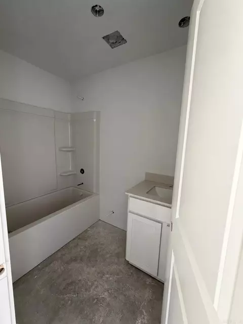 Bath - 1561 Meadows Dr, Benton, AR 72019 photo 1 of 1