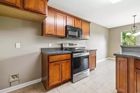 Kitchen - 104 Sahalee Cv, Haskell, AR 72015 photo 2 of 3