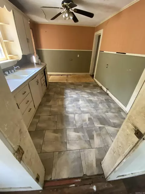 Kitchen - 1007 E Sullenberger Ave, Malvern, AR 72104 photo 1 of 1