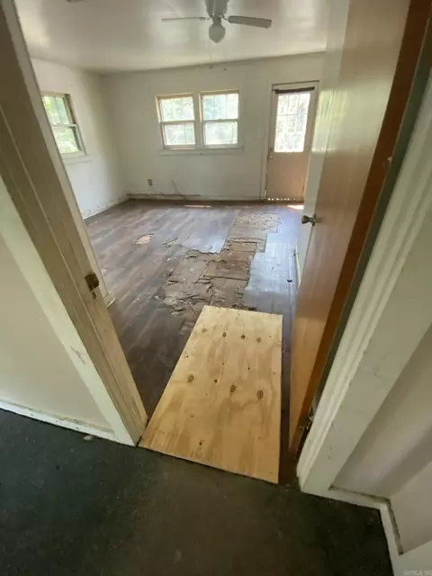Entry Way - 1007 E Sullenberger Ave, Malvern, AR 72104 photo 1 of 2