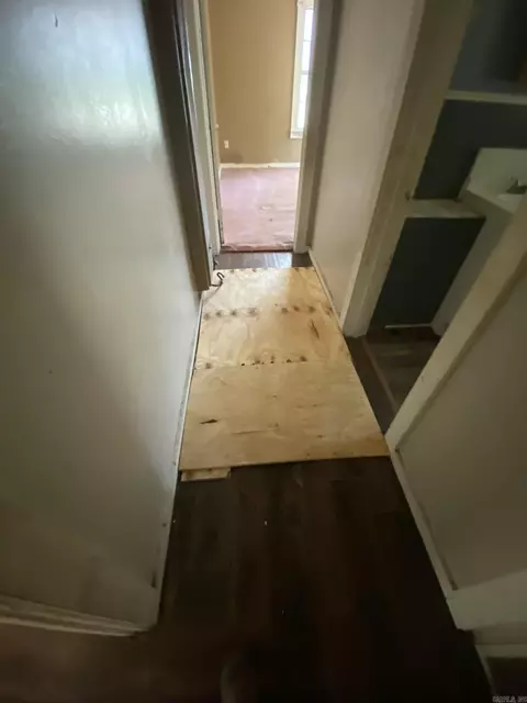 Entry Way - 1007 E Sullenberger Ave, Malvern, AR 72104 photo 2 of 2