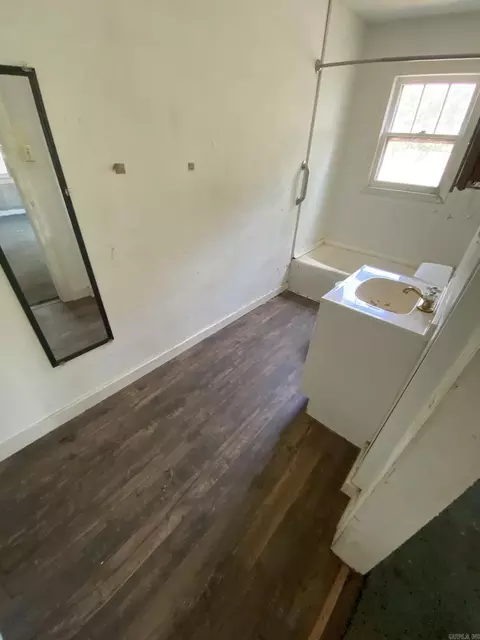Bath - 1007 E Sullenberger Ave, Malvern, AR 72104 photo 1 of 2