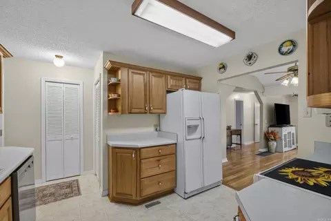 Kitchen - 17 Lake Shore Dr, Conway, AR 72032 photo 2 of 3