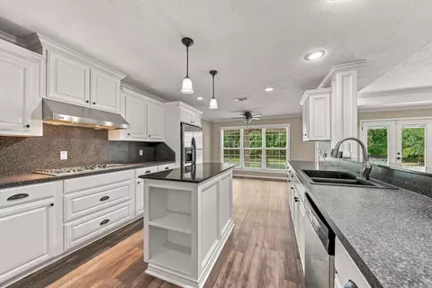 Kitchen - 621 Crosstrails Rd, De Queen, AR 71832 photo 4 of 5