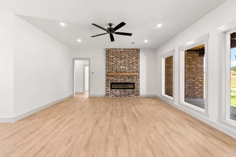 Living - 13 Pear Cir, Greenbrier, AR 72058 photo 3 of 4