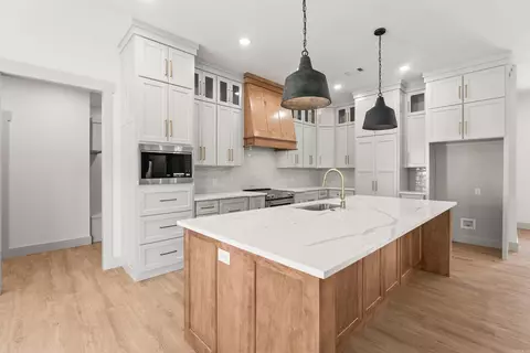 Kitchen - 13 Pear Cir, Greenbrier, AR 72058 photo 2 of 3