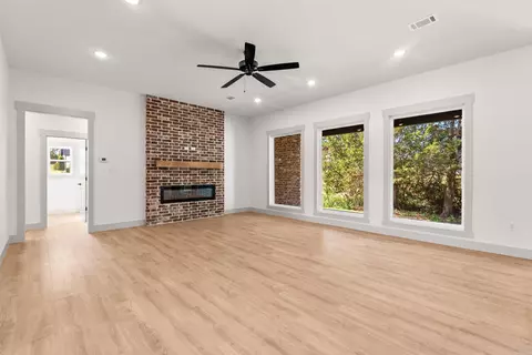Living - 13 Pear Cir, Greenbrier, AR 72058 photo 2 of 4