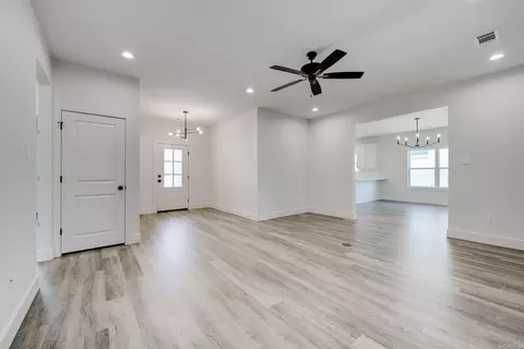 Living - 8 Dandelion Dr, Greenbrier, AR 72058 photo 2 of 6