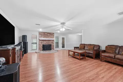 Living - 6845 Village Dr, Pine Bluff, AR 71603 photo 2 of 4