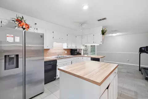 Kitchen - 6845 Village Dr, Pine Bluff, AR 71603 photo 3 of 4