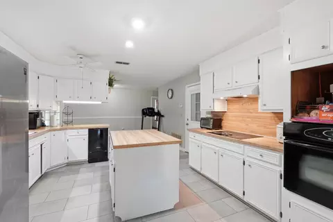 Kitchen - 6845 Village Dr, Pine Bluff, AR 71603 photo 2 of 4