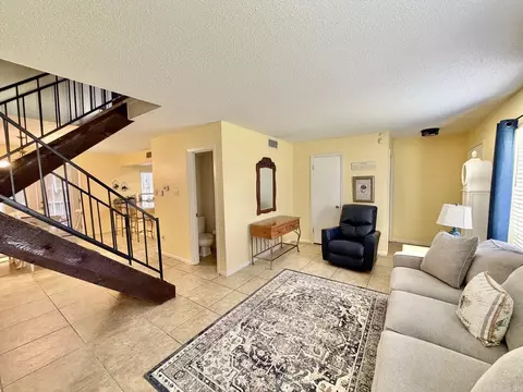 Living - 613 Greenbriar Dr, Pine Bluff, AR 71603 photo 3 of 4