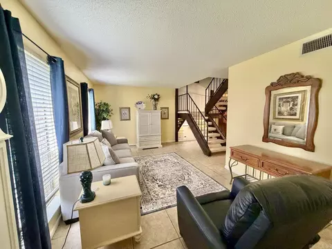 Living - 613 Greenbriar Dr, Pine Bluff, AR 71603 photo 1 of 4