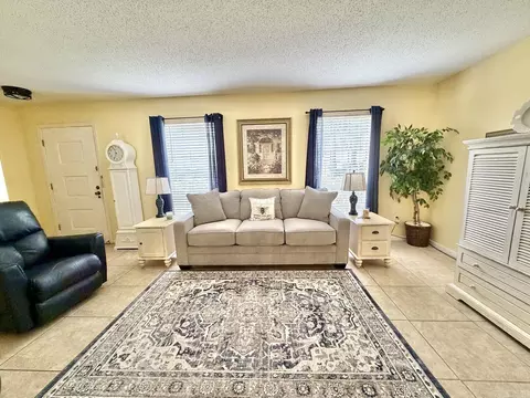Living - 613 Greenbriar Dr, Pine Bluff, AR 71603 photo 2 of 4
