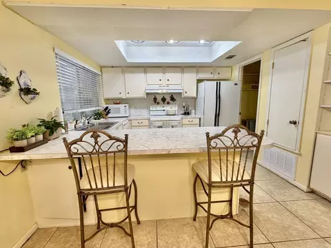Kitchen - 613 Greenbriar Dr, Pine Bluff, AR 71603 photo 2 of 3