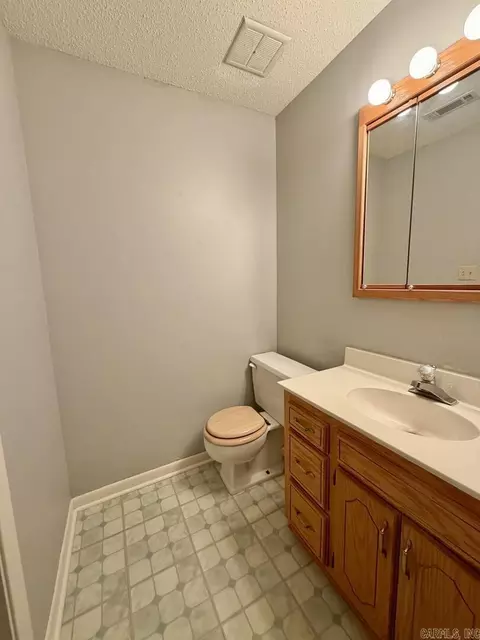 Bath - 613 Greenbriar Dr, Pine Bluff, AR 71603 photo 2 of 5