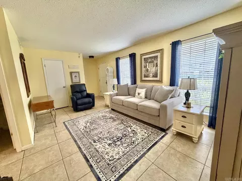 Living - 613 Greenbriar Dr, Pine Bluff, AR 71603 photo 4 of 4